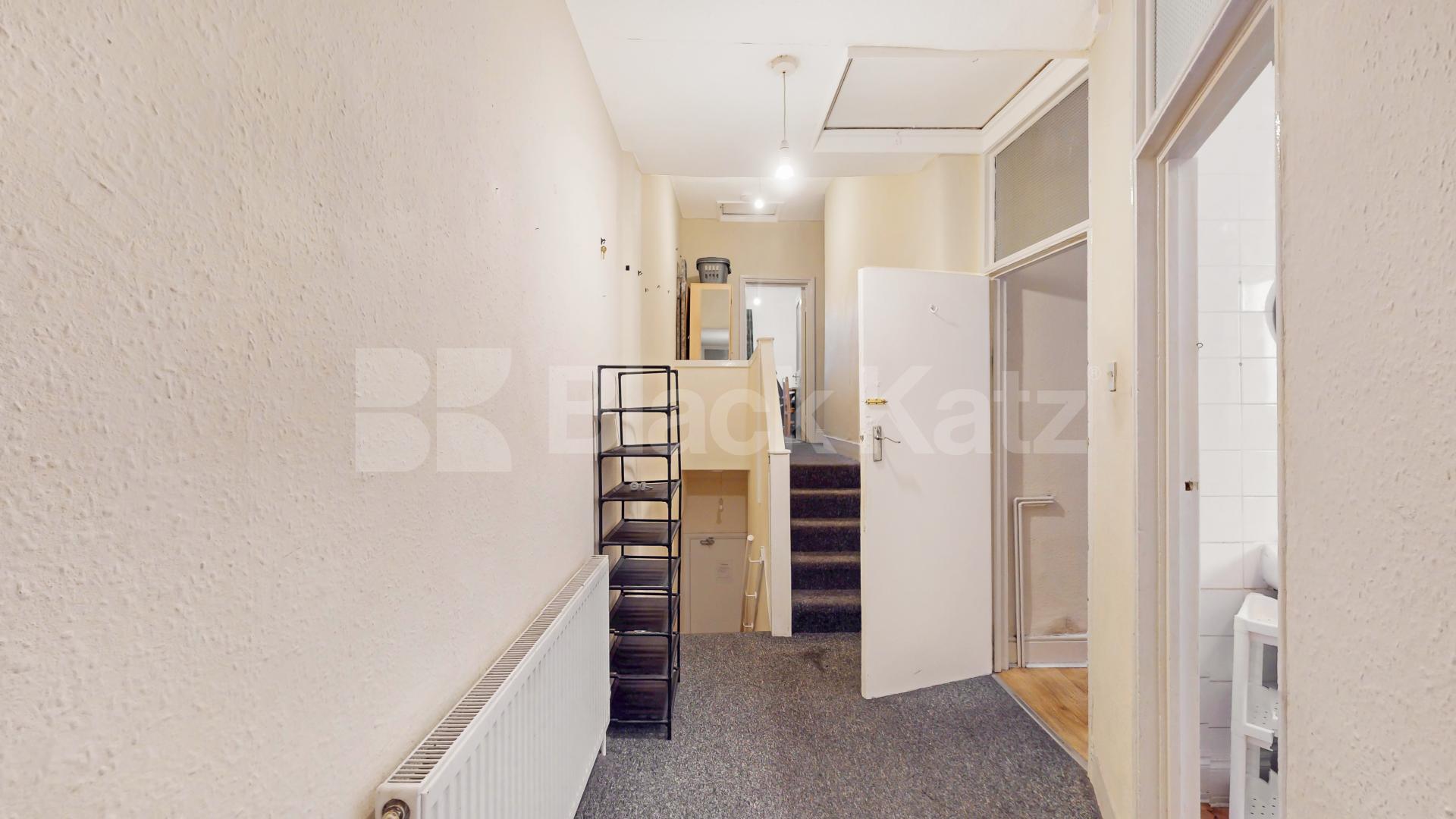 High ceilings, good storage space, modern kitchen & mins from tube Willoughby Road, Turnpike Lane